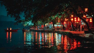 湖畔夜景 灯笼摇曳映水光
