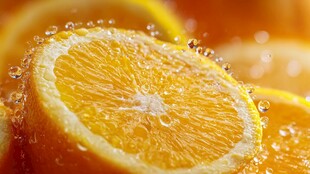 鲜橙切片水花四溅瞬间