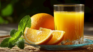 鲜榨橙汁与橙子的清新组合