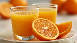 鲜榨橙汁与切片橙子