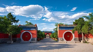 中式红墙圆门古典景致