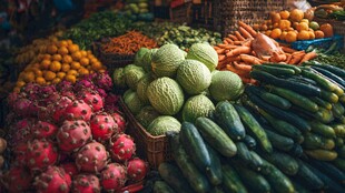 多彩果蔬摆满摊