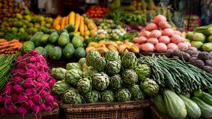 多彩新鲜蔬果摆满摊