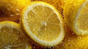 柠檬切片在气泡水中闪耀