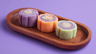 多彩夹心糕点摆于木盘