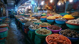 热闹多彩的海鲜夜市摊位