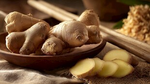 碗中鲜姜及切片生姜特写