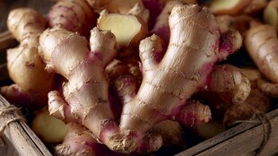 木筐中的新鲜生姜