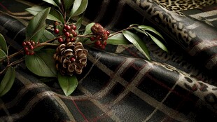 格子布料上的植物装饰