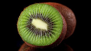 切开的绿心猕猴桃特写