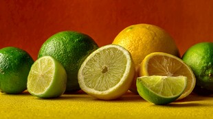 多彩青柠与柠檬静物组合