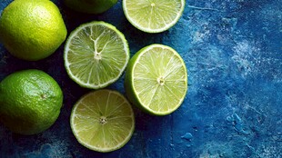 青柠切片摆于蓝色背景上