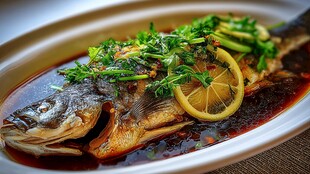 清蒸鲈鱼配柠檬香菜