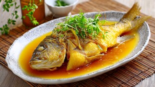清蒸黄鱼摆盘中
