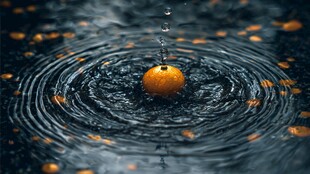 橙子入水泛起圈圈涟漪