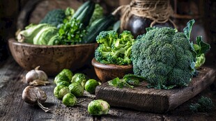 木质背景上的新鲜多样蔬菜