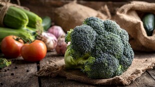 新鲜西兰花与多样蔬菜