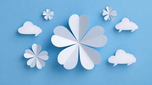 蓝色背景上的纸艺花朵与云朵