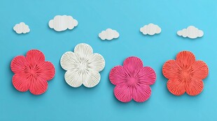 彩色纸花装饰在蓝色背景上