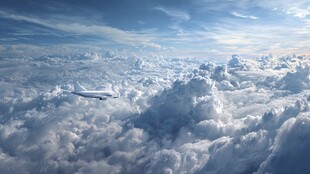 飞机翱翔于云海之上