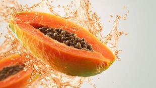 木瓜入水溅起晶莹水花