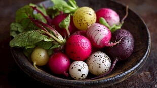 多彩萝卜盛于古朴碗中