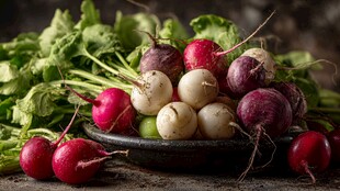 多彩萝卜摆放在古朴盘中