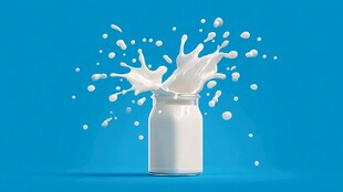 牛奶飞溅在蓝色背景下