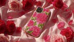 玫瑰手机壳置于浪漫花丛中