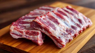 新鲜猪排骨置于木砧板上