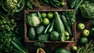 木盒中的清新绿色蔬菜