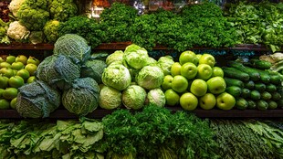 新鲜蔬菜与水果陈列