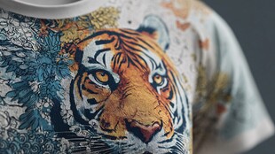 虎纹印花T恤特写