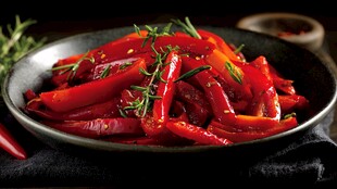 红亮甜椒摆盘中饰香草