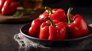 红甜椒摆放在深色盘中
