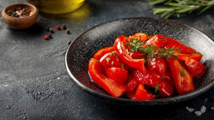 黑盘盛彩椒 点缀香草