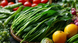 新鲜多样蔬菜与水果陈列