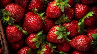 新鲜诱人的满满一筐草莓