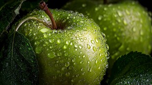 带水珠的新鲜青苹果