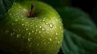 青苹果上晶莹的水珠