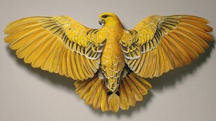 金黄展翅雄鹰木雕艺术品