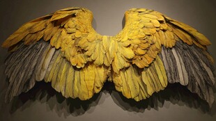 金色羽翼雕塑艺术作品