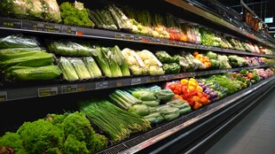 超市内琳琅满目的新鲜蔬菜