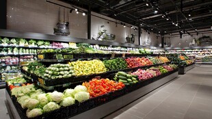 超市内色彩缤纷的蔬菜陈列