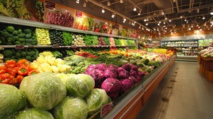 超市内色彩缤纷的蔬菜陈列