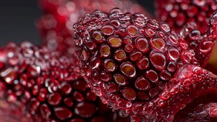 带水珠的红色果实特写