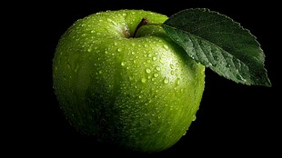 带水珠的鲜绿苹果