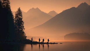 湖畔晨曦中垂钓的身影