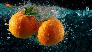 橙子入水瞬间的美妙画面