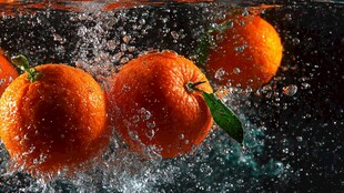 橙子入水溅起晶莹水花